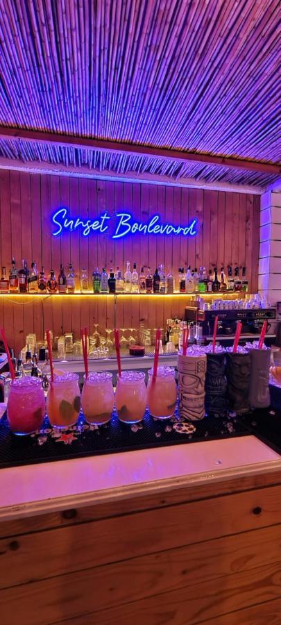 Sunset Boulevard Hotel เคพาโร ภายนอก รูปภาพ