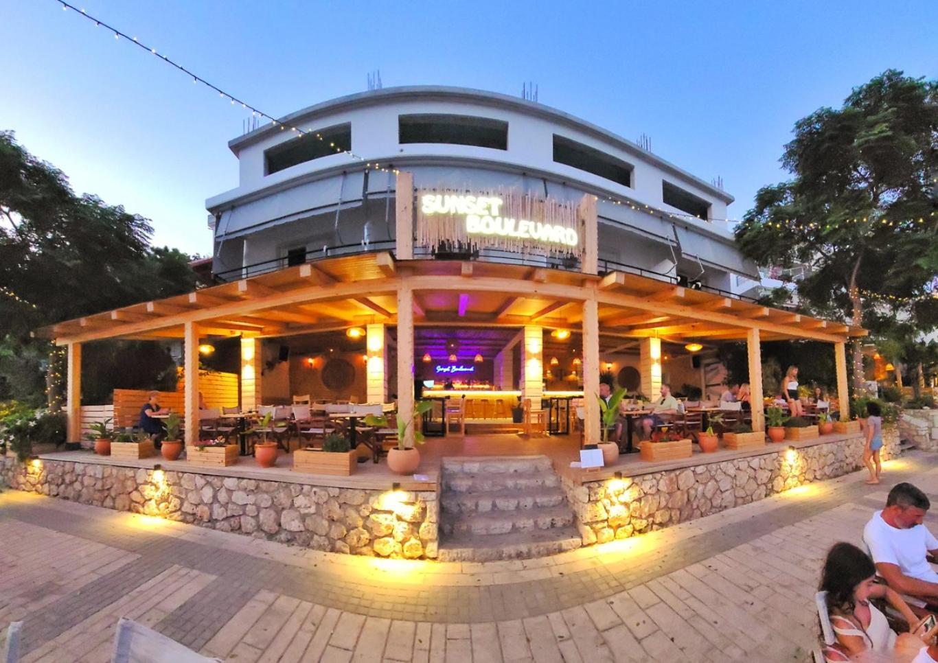 Sunset Boulevard Hotel เคพาโร ภายนอก รูปภาพ
